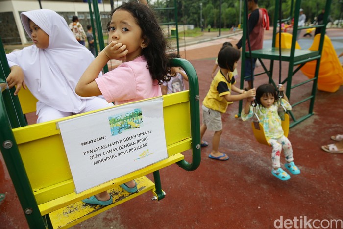 Bersantai dan Bermain di Alun-alun Kota Depok Anak-anak menikmati fasilitas di Alun-alun Kota Depok, Jabar, Jumat (14/2). Kehadiran Alun-alun memberikan ruang untuk anak-anak beraktivitas di luar ruangan.