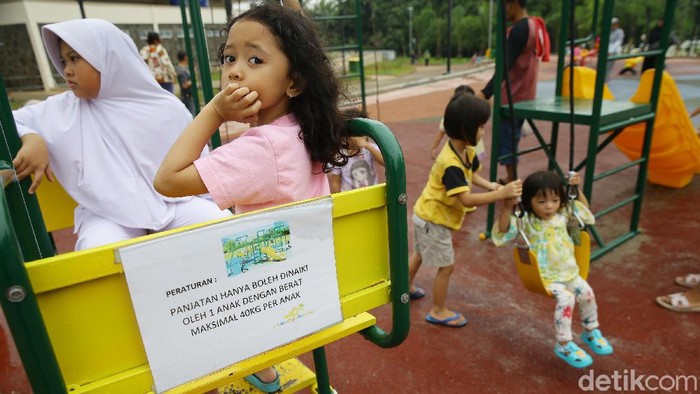 Bersantai dan Bermain di Alun-alun Kota Depok Anak-anak menikmati fasilitas di Alun-alun Kota Depok, Jabar, Jumat (14/2). Kehadiran Alun-alun memberikan ruang untuk anak-anak beraktivitas di luar ruangan.