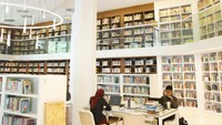 Berdesain ala perpustakaan Belanda dengan corak berwarna putih, ruangan ini terasa santai dan tenang. (Grandyos Zafna/detikcom)