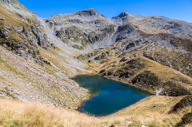 Danau indah lainnya yang juga berbentuk hati terdapat di Swiss. Danau dengan pinggiran membentuk simbol hati tersebut bernama Lake Calvaresc. Disebut juga Lagh de Calvaresc atau Danau Hati. Foto: iStock