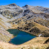 Danau indah lainnya yang juga berbentuk hati terdapat di Swiss. Danau dengan pinggiran membentuk simbol hati tersebut bernama Lake Calvaresc. Disebut juga Lagh de Calvaresc atau Danau Hati. Foto: iStock
