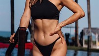 Ia sering memberi inspirasi hidup sehat pada banyak orang. Lihat saja ibu dua anak ini yang menjadi patokan body goals banyak wanita. Foto: Instagram jenniferbachdim
