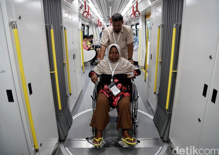 LRT Jakarta punya program menarik untuk rayakan Valentine. Di momen Valentine ini LRT berbagai kebahagiaan dengan warga lansia yang menaiki transportasi itu.