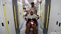 Merayakan Hari Valentine LRT Jakarta punya program menarik untuk warga lansia, Jakarta, Jumat (14/2/2020).
