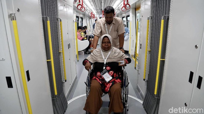 LRT Berbagi Kebahagiaan di Hari Valentine LRT Jakarta punya program menarik untuk rayakan Valentine. Di momen Valentine ini LRT berbagai kebahagiaan dengan warga lansia yang menaiki transportasi itu.