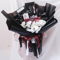 Buket yang dahulu isinya bunga, kini bisa berubah dengan kebutuhan zaman now. Kamu bisa memesan buket bunga yang berisi makeup dan skincare. Duh, yang menerima pasti bakal senang banget lho! Salah satu yang menjual buket unik ini adalah akun Instagram @seventeencraft.id, dengan kisaran harga mulai dari Rp 245.000. Foto: instagram @seventeencraft.id