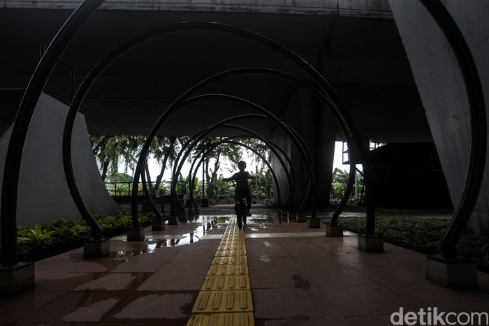 Bahaya Banget! Skatepark Slipi Berlubang Skatepark Slipi, Jakarta, terlihat kurang terawat. Sejumlah lubang telah menghiasi skatepark yang berada di kolong flyover Slipi tersebut.