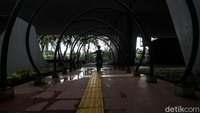 Seorang anak bermain sepeda di Skatepark Slipi, Jakarta, Jumat (14/2/2020).
