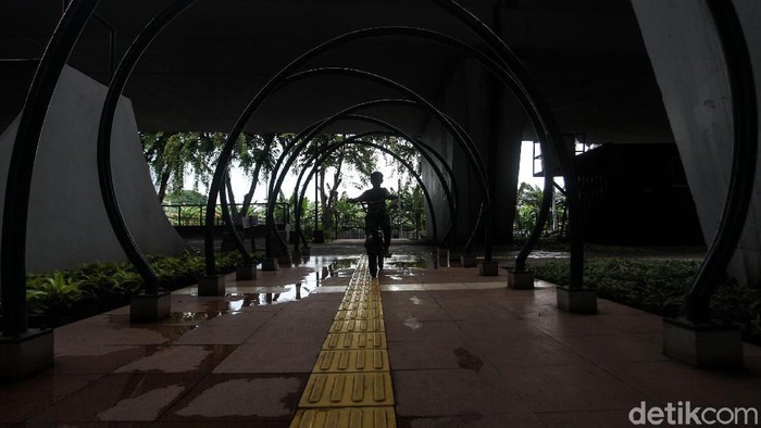 Bahaya Banget! Skatepark Slipi Berlubang Skatepark Slipi, Jakarta, terlihat kurang terawat. Sejumlah lubang telah menghiasi skatepark yang berada di kolong flyover Slipi tersebut.