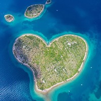 Galesnjak di Kroasia dijuluki sebagai Pulau Cinta karena bentuknya yang seperti hati. Meskipun di pulau ini tidak tersedia berbagai fasilitas seperti resort ataupun hotel, namun tetap jadi destinasi wisata bagi para turis khususnya pasangan. Khusus di Hari Valentine, pasangan bisa naik yacht untuk datang ke pulau tersebut. Foto: iStock