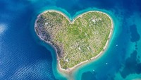 Pulau berbentuk hati ini memiliki luas 142.000 meter persegi dan kurang lebih dari 40.000 meter persegi akan dijual dengan harga 13 juta euro. (iStock/Getty Images)  