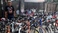 Konon kabarnya sentra penjualan sepeda bekas itu jadi salah satu yang tertua di Kota Bandung. Diketahui, sejumlah pedagang di sana bahkan sudah menjual sepeda bekas selama puluhan tahun lho. Salah satunya Yeye, warga Kiaracondong, yang telah berbisnis sepeda bekas di Jalan Malabar hampir selama 25 tahun.