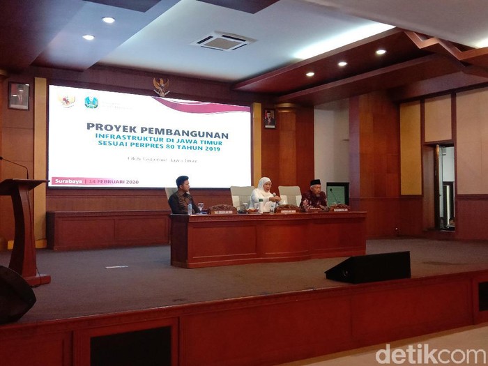 Gubernur Jawa Timur Khofifah Indar Parawansa memastikan, jumlah warga Jatim yang pulang dari Natuna, Sabtu (15/2) mencapai 65 orang. Mereka sudah mendapat Surat Keterangan Sehat dari Kemenkes RI.