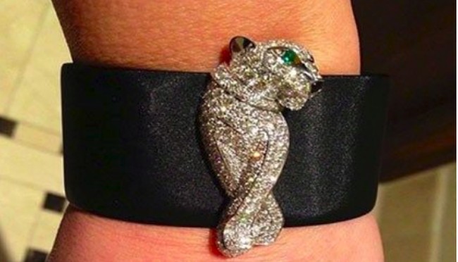 Pada 2013, Kanye West memberikan surprise hadiah mewah untuk Valentine kepada Kim Kardashian berupa gelang mewah Panthere De Cartier Cuff. Gelang mewah ini diperkirakan berharga Rp 999 juta. Foto: dok. buzznigeria