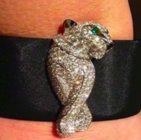 Pada 2013, Kanye West memberikan surprise hadiah mewah untuk Valentine kepada Kim Kardashian berupa gelang mewah Panthere De Cartier Cuff. Gelang mewah ini diperkirakan berharga Rp 999 juta. Foto: dok. buzznigeria