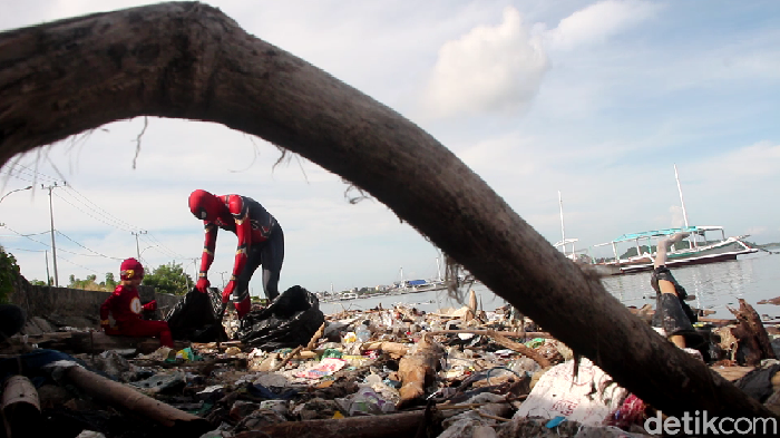 Spiderman asal Parepare, Sulsel membersihkan sampah di kawasan pantai.