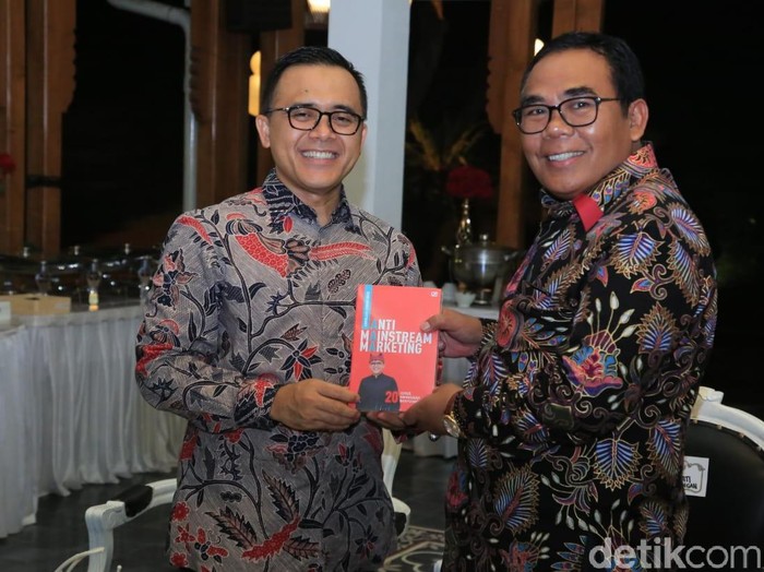 Keberadaan Mal Pelayanan Publik (MPP) Banyuwangi membuat Bupati Pekalongan, Asip Kholbihi tertarik. Ia membawa belasan jajarannya untuk melihat langsung praktik di MPP itu.