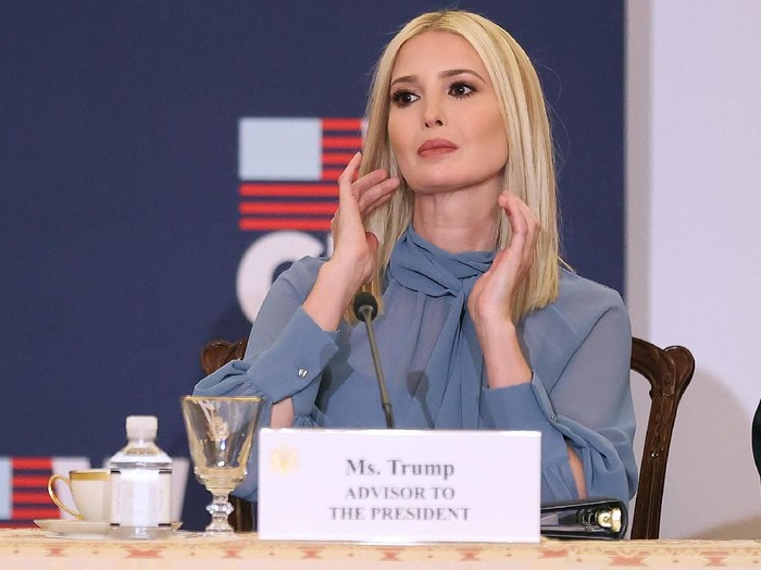 Rambut Baru Ivanka Trump WASHINGTON, DC - FEBRUARY 12: U.S. President Donald Trumps daughter and advisor Ivanka Trump hosts an event to mark the first anniversary of her Womens Global Development Prosperity Initiative in the Franklin Room at the State Department February 12, 2020 in Washington, DC. Sen. Lindsey Graham (R-SC) and Sen. Jeanne Shaheen (D-NH) are proposing legislation that would make the economic empowerment of women a priority of U.S. foreign policy, establish an Office of Women’s Empowerment at the State Department and ensure that Ivanka Trumps initiative would continue beyond the Trump administration. (Photo by Chip Somodevilla/Getty Images)