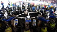 Suasana pengisian ulang gas elpiji ke dalam tabung gas tiga kilogram di Depot LPG Pertamina Tanjung Perak, Surabaya, Jawa Timur, Rabu (22/1/2020). ANTARA FOTO/Zabur Karuru.