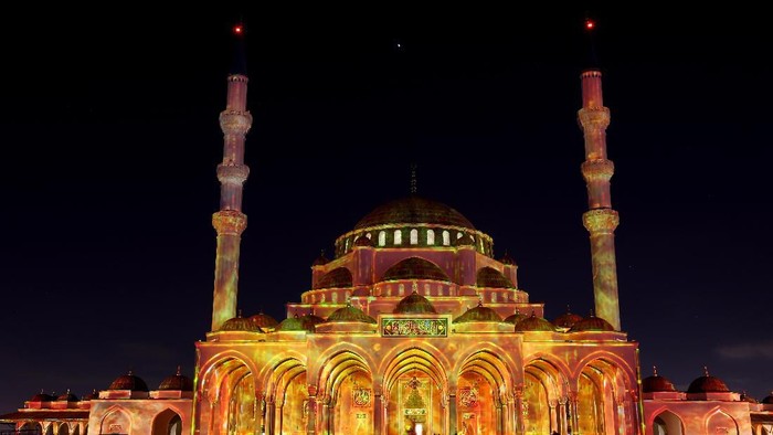 Festival Cahaya Sharjah kembali digelar di Uni Emirat Arab. Yuk, nikmati keindahan sorot lampu warna-warninya.