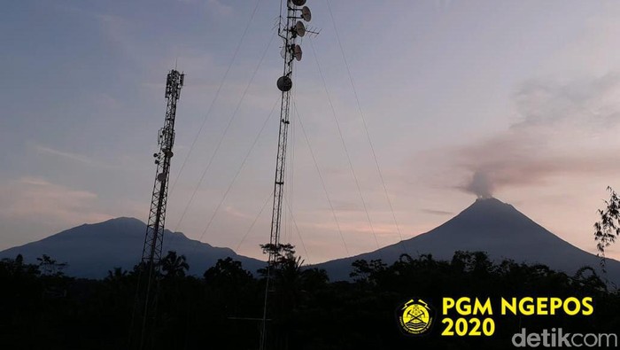Penampakan Aktivitas Gunung Merapi dari PGM Ngepos, Srumbung, Magelang - 14/2/2020
