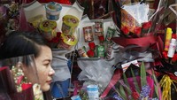Beragam pernak-pernik bertema Valentine pun ramai diburu oleh masyarakat. Tak hanya rangkaian bunga, ada pula warga di Filipina yang memberikan bingkisan berupa buket yang berisi makanan instan dan masker untuk diberikan kepada keluarga maupun teman. AP Photo/Aaron Favila.