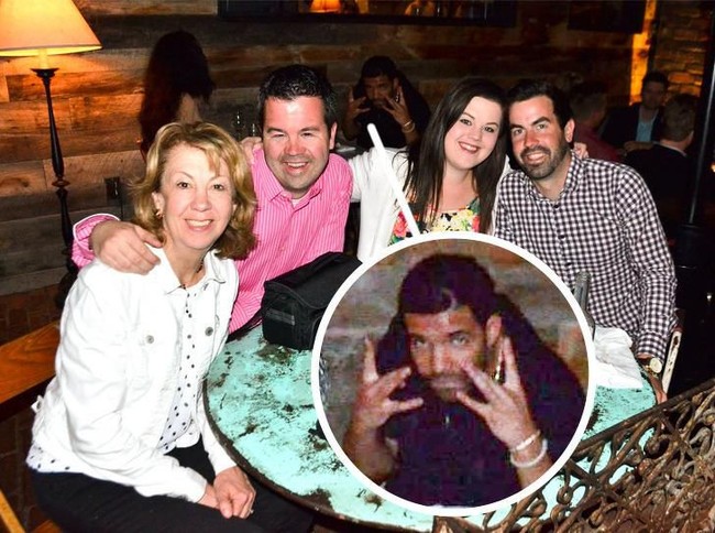 Saat keluarga berfoto di sebuah restoran, ada sosok penyanyi Drake di belakangnya yang ikut berpose. Alih-alih mengganggu, kemunculan wajah Drake justru jadi kenangan manis buat mereka. Foto: Instagram