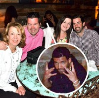 Saat keluarga berfoto di sebuah restoran, ada sosok penyanyi Drake di belakangnya yang ikut berpose. Alih-alih mengganggu, kemunculan wajah Drake justru jadi kenangan manis buat mereka. Foto: Instagram