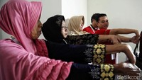 Selain mendapat layanan pemeriksaan kesehatan, para warga lansia juga mendapat pelatihan senam dari petugas kesehatan di acara tersebut.