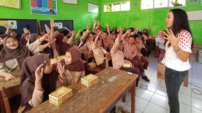 Edukasi Lingkungan di Sekolah Dasar Sukabumi Salah satu peserta Program Magang Mahasiswa Bersertifikat (PMMB) Jamkrindo Mengajar melaksanakan edukasi mengenai lingkungan di SDN Batusapi, Palabuhanratu, Kabupaten Sukabumi, Jawa Barat, Jumat 14 Februari 2020. Kegiatan Jamkrindo Peduli Pendidikan dan Jamkrindo Peduli Sosial tersebut dilaksanakan dalam rangkaian peringatan Hari Ulang Tahun ke-50 Jamkrindo, 1 Juli 2020 mendatang. Bersamaan dengan itu Perum Jamkrindo juga gencar menginisiasi kegiatan edukasi gaya hidup hijau di sekolah-sekolah Sukabumi Jawa Barat, tepatnya di 8 kecamatan yang masuk wilayah Ciletuh Palabuhanratu Unesco Global Geopark.