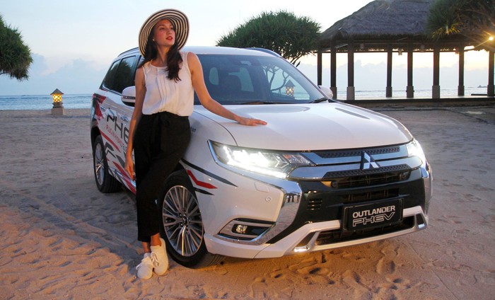 Puteri Indonesia 2005, Nadine Chandrawinata, merupakan cewek yang gemar jalan-jalan. Karena suka jalan-jalan, Nadine juga suka blusukan menggunakan mobil offroad.