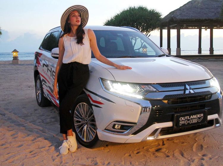 Nadine Chandrawinata Penyuka Traveling yang Doyan Offroad