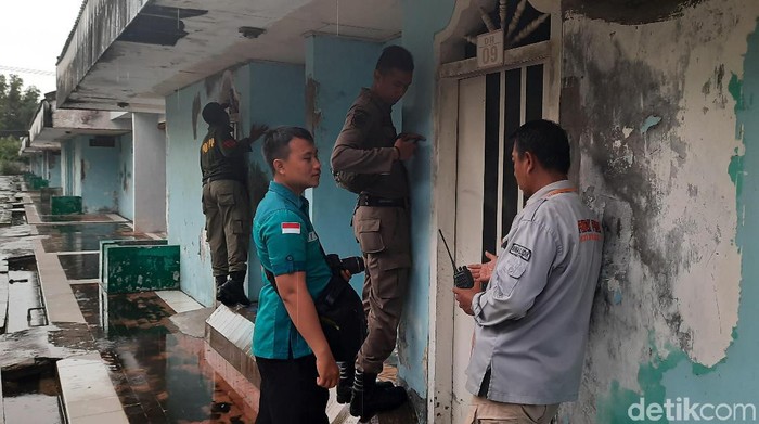 Petugas gabungan Satpol PP, Linmas, BNN, TNI dan polisi Surabaya menggelar razia di hotel-hotel. Itu dilakukan untuk mencegah perayaan Hari Valentine dengan hal negatif seperti prostitusi dan penyalahgunaan narkoba.