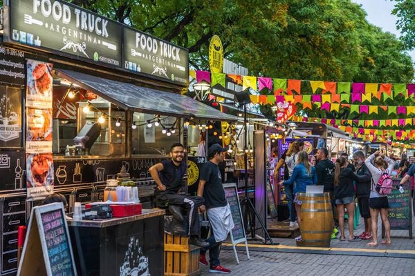 Kota Buenos Aires di Argentina dikenal memiliki beragam aktivitas outdoor. Di sana juga terkenal akan kegiatan olahraga sepakbolanya. Foto: iStock Kota Buenos Aires di Argentina dikenal memiliki beragam aktivitas outdoor. Di sana juga terkenal akan kegiatan olahraga sepakbolanya. Foto: iStock