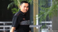 Pria yang kerap disapa dengan sebutan Crazy Rich Tanjung Priok itu tampak mengenakan kemeja hitam dengan tulisan Harley Davidson.