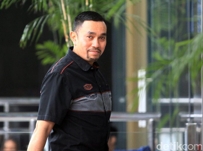 Wakil Ketua Komisi III DPR Ahmad Sahroni diperiksa KPK. Ia diperiksa terkait kasus dugaan suap proyek di Bakamla.