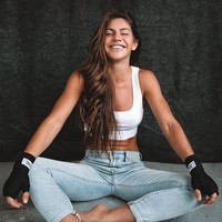 Model Avril Mathie kini menjadi petinju profesional. Ia pun berhasil mempertahankan rekor tak terkalahkannya saat bertarung dengan Angelina Hoffschneider. Foto: Instagram