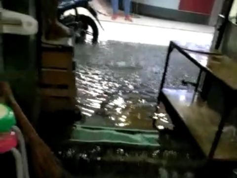 Hujan Lebat Guyur Yogya, Pasar Beringharjo Tergenang Air