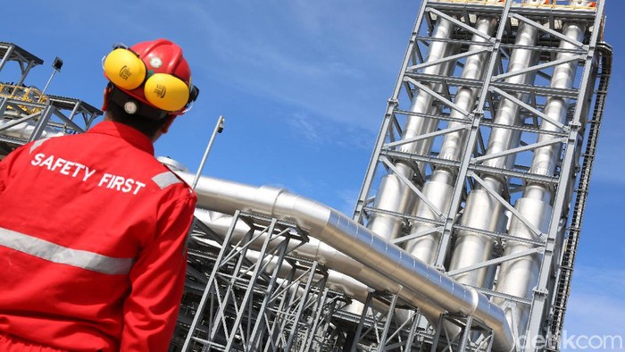 PLTMGU Lombok Peaker pembangkit listrik  mesin gas pertama yang dibangun di Indonesia. Pembangkit ini menggunakan gas engine untuk proses pembakarannya.