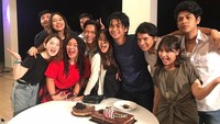 Wajah manis idola baru kelahiran 2001 tersebut juga tampak saat ia kulineran. Posenya dengan makanan banyak diunggah di laman instagramnya.Foto: Instagram @ajil_ditto08