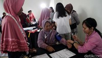 Para warga lanjut usia tersebut diperiksa kesehatannya oleh para petugas yang berjaga di stasiun LRT tersebut.