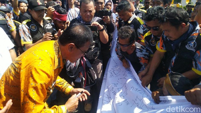 Bupati Ciamis ikut aksi protes untuk ridwan saidi