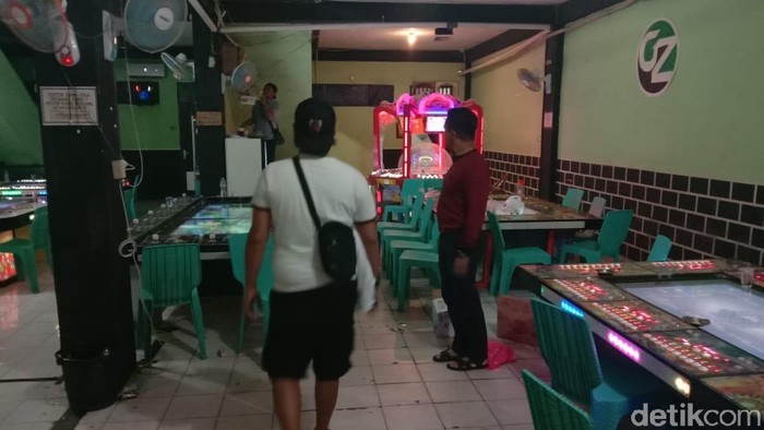 Polisi menggerebek arena game ketangkasan Green Zone yang jadikan permaian judi di Babel.