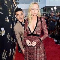 Muka Rami Malek yang nongol di belakang Portia Doubleday saat dia pose di red carpet adalah salah satu momen terlucu yang pernah tertangkap kamera fotografer.Foto: Getty Images