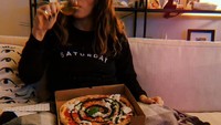 6. Joshephine terlihat sangat santai dengan sweater hitam yang ia pakai. Satu loyang pizza yang menggugah selera itu pun menunggu untuk disantap. Foto: Instagram @ohwondermusic
