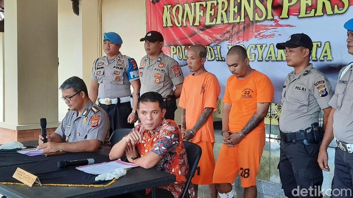 Santang (kiri) dan Andri Nurhidayat pelaku penganiayaan di Kulonprogo beberapa waktu lalu ditangkap Polda DIY