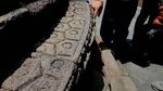 Penampakan Candi Borobudur yang Ditempeli Permen Karet
