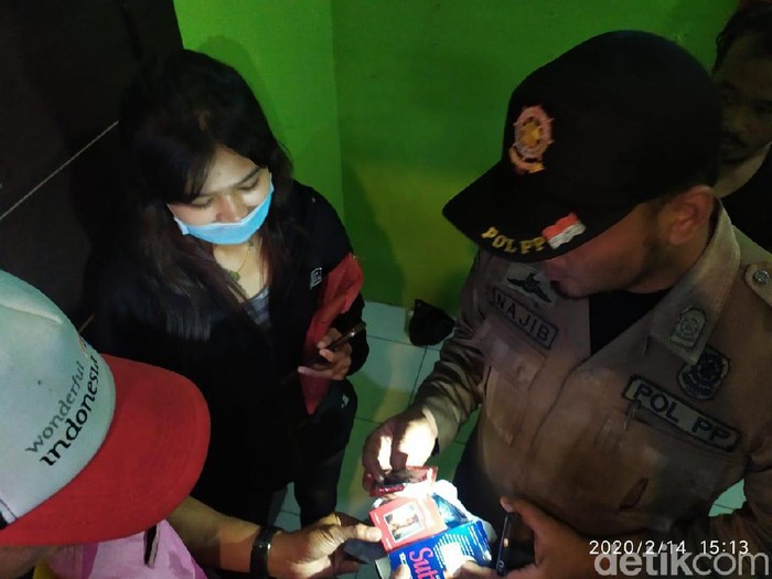 Satpol PP dan BNN Kota Mojokerto merazia home stay dan tempat kos di Hari valentine. Petugas menemukan tisu magic dan kondom di kamar kos seorang wanita.
