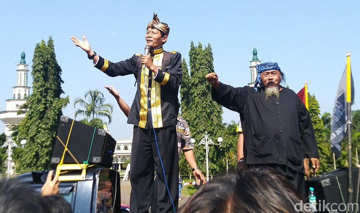 Warga Ciamis melakukan memprotes ucapan Ridwan Saidi yang menyebut tidak ada Kerajaan Galuh di Ciamis. Galuh juga disebut Ridwan Saidi memiliki arti brutal. Aksi itu digelar di Alun-alun Ciamis, Jumat (14/2/2020).