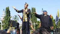 Berbagai elemen masyarakat Ciamis turun ke jalan melakukan aksi kepedulian di Alun-alun Ciamis menyikapi ucapan budayawan Betawi, Ridwan Saidi, yang menyebut tidak ada Kerajaan Galuh di Ciamis. Galuh juga disebut Ridwan Saidi memiliki arti brutal.